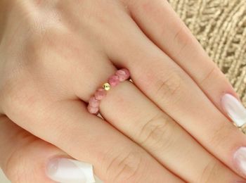 Pierścionek z rodochrozytem na elastycznej żyłce – DIA-PRS-13817-925, srebro pozłacane 24K prs.jpg