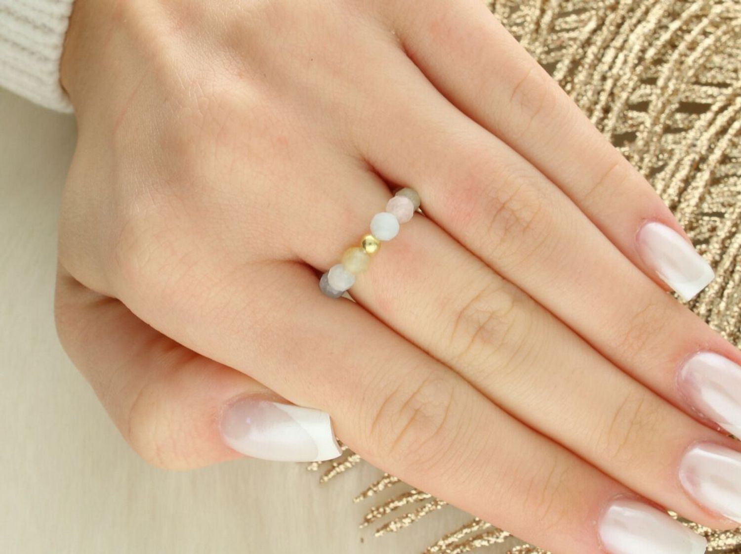 Ręcznie wykonany pierścionek z fasetowanego morganitu – kryształu boskiej miłości. Elastyczna żyłka jubilerska, srebro próby 925 pozłacane 24K złotem. Subtelny, 1.jpg