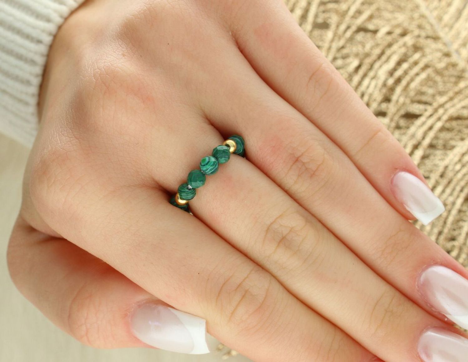 Pierścionek z fasetowanego malachitu na elastycznej żyłce jubilerskiej. Model DIA-PRS-13819-925 ze srebra 925 pozłacanego 24K złotem. Naturalna równowaga i elegancja.1.jpg