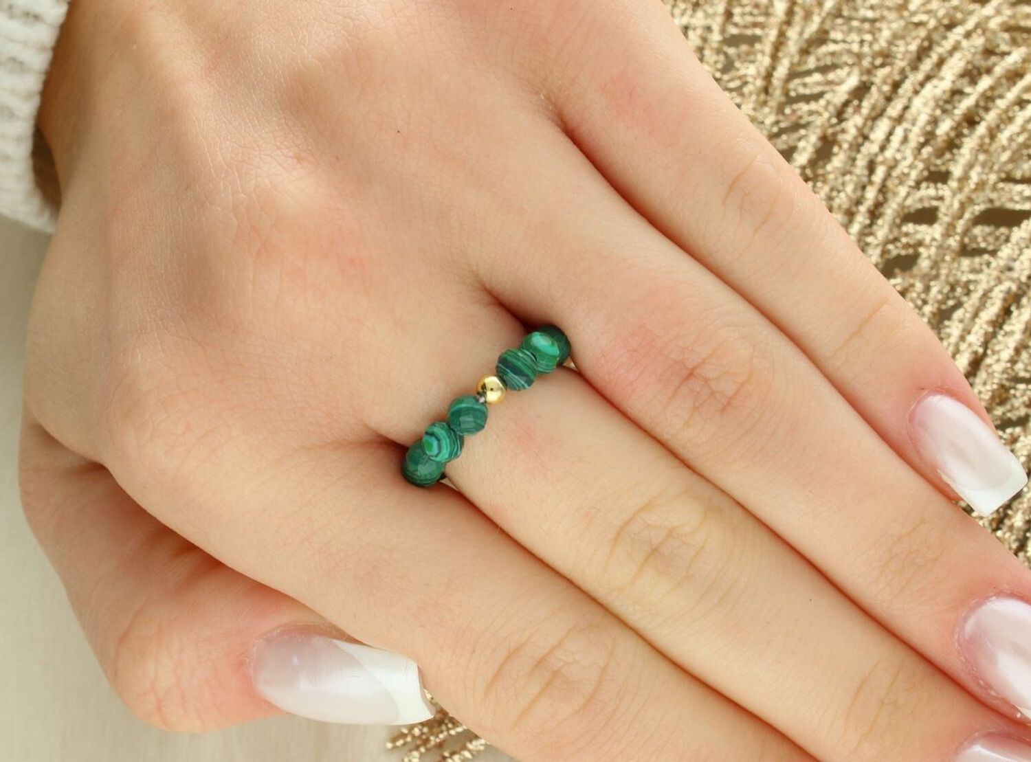 Pierścionek z fasetowanego malachitu na elastycznej żyłce jubilerskiej. Model DIA-PRS-13819-925 ze srebra 925 pozłacanego 24K złotem. Naturalna równowaga i elegancja.1.jpg