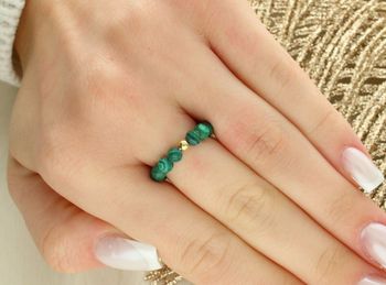 Pierścionek z malachitem na elastycznej żyłce – DIA-PRS-13819-925, srebro 925 pozłacane 24K...jpg