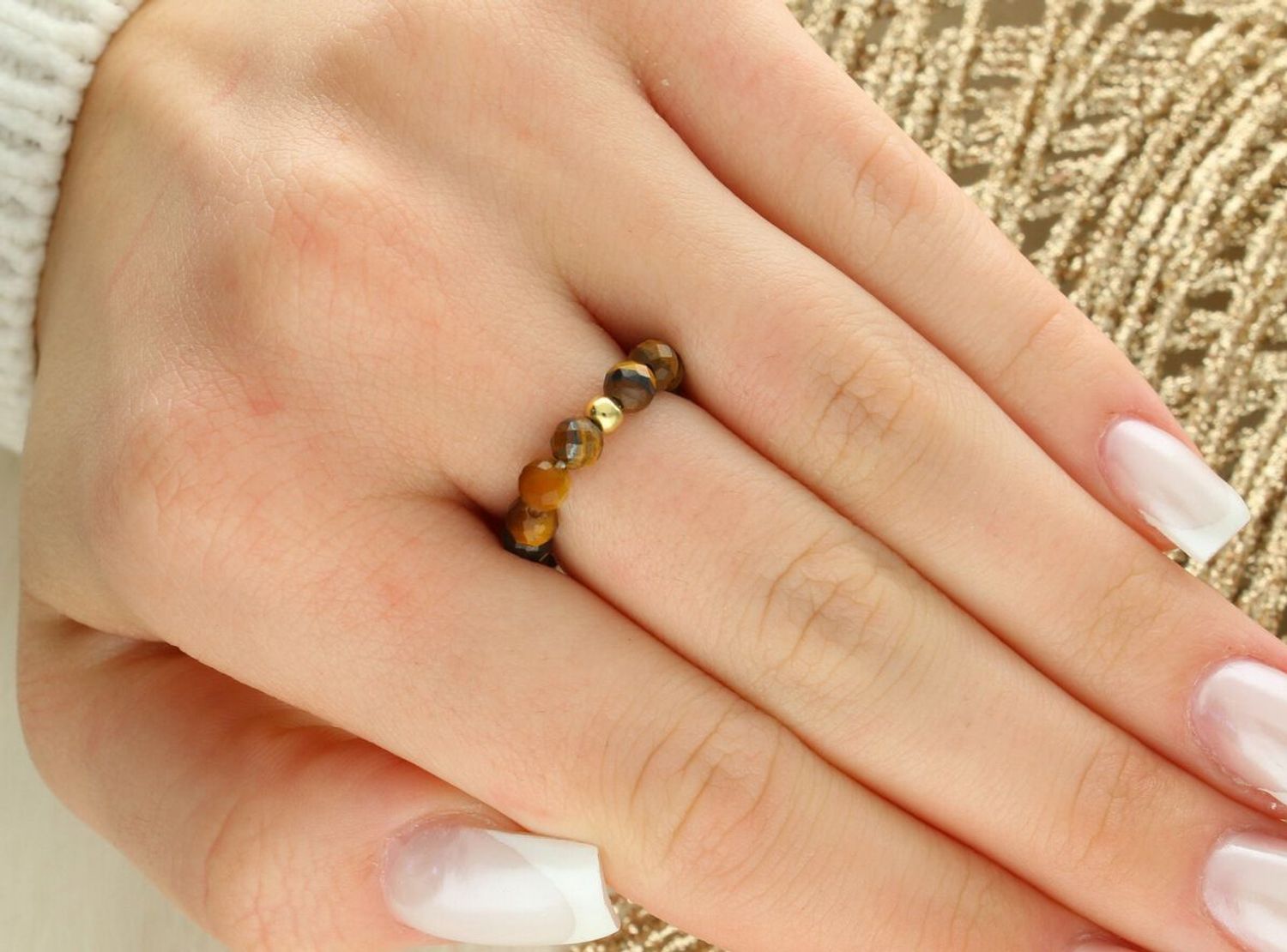 Pierścionek damski DIA-PRS-13820-925 – elastyczny pierścionek na gumce z naturalnym tygrysim okiem, rozmiar 15. Wykonany ze srebra próby 925, waga 1,50 g. Elegancki i wygodny dodatek1.jpg