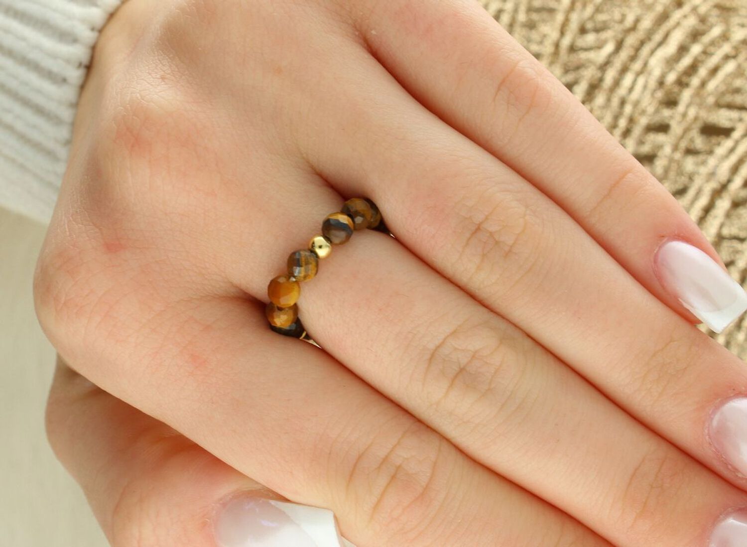 Pierścionek damski DIA-PRS-13820-925 – elastyczny pierścionek na gumce z naturalnym tygrysim okiem, rozmiar 15. Wykonany ze srebra próby 925, waga 1,50 g. Elegancki i wygodny dodatek1.jpg