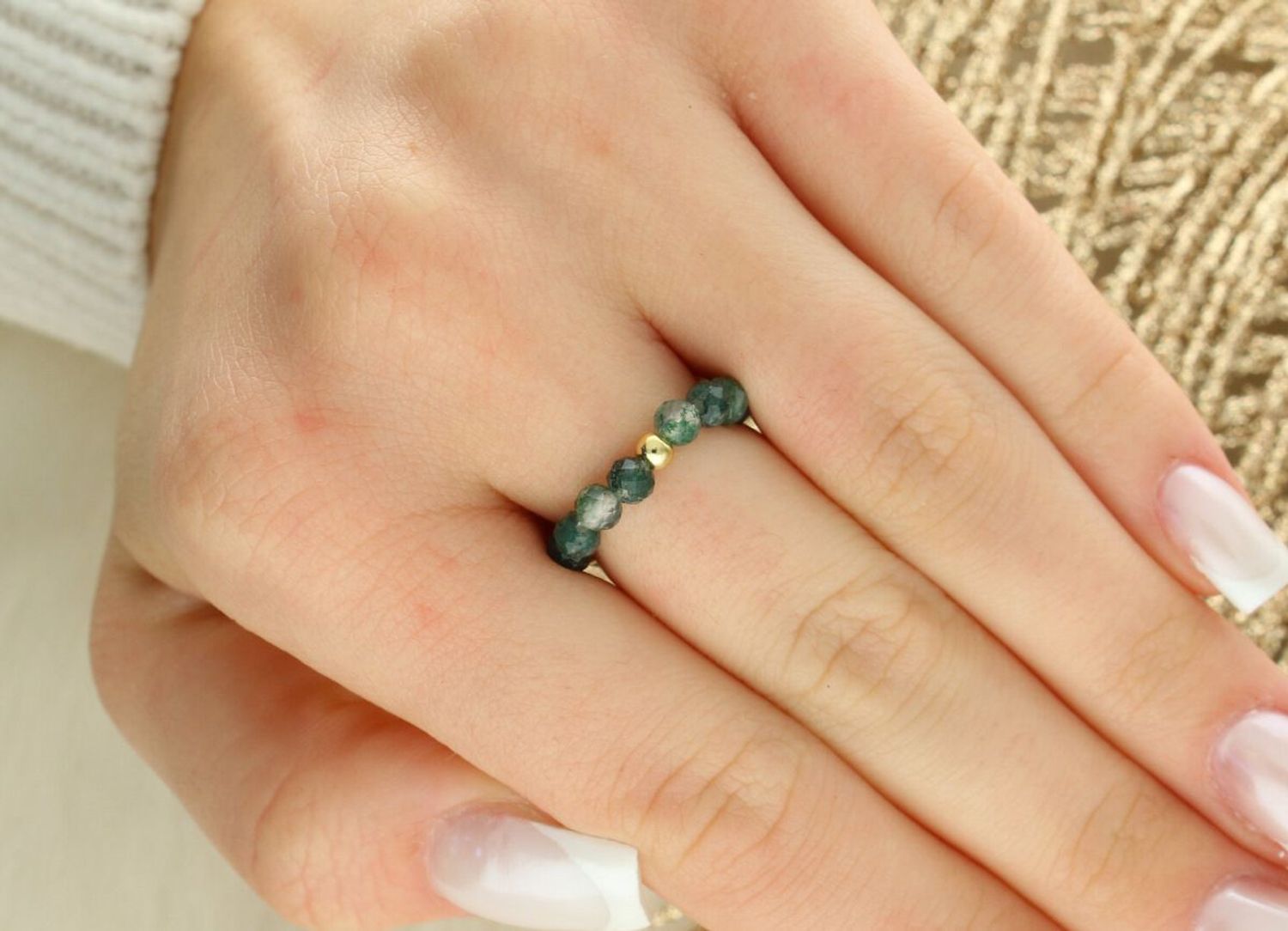 Pierścionek damski DIA-PRS-13821-925 – elastyczny pierścionek na gumce z naturalnym agatem. Wykonany ze srebra próby 925, waga 1,30 g. Elegancki i wygodny dodatek, idealny na prezen1.jpg