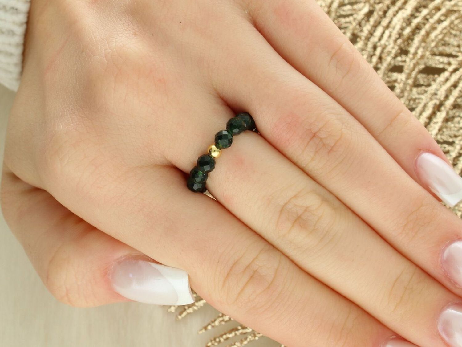 Ręcznie wykonany pierścionek z fasetowanego zielonego piaskowca, na elastycznej żyłce jubilerskiej. Detale ze srebra 925 pozłacanego 24K złotem. Uspokaja, łagodzi lęki, 1.jpg