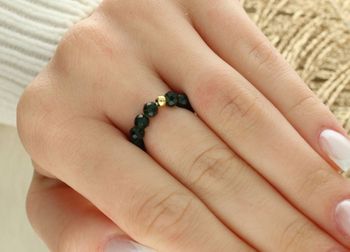 Pierścionek z zielonym piaskowcem na elastycznej żyłce – srebro pozłacane 24K kamień naturalny.jpg