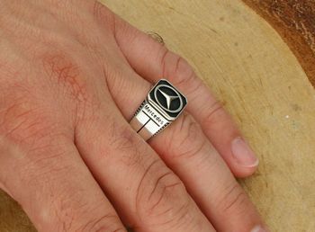 Srebrny sygnet męski DIA-PRS-13825-925 z logo Mercedesa, wykonany ze srebra próby 925. Waga 7,60 g, wymiary 1,3 × 1,3 cm, szerokość szyny 5 mm. Elegancki dodatek dla fana marki Mercedes-Ben3.jpg