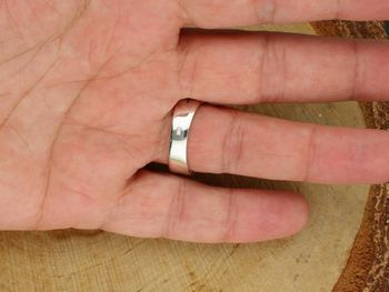 Srebrny sygnet męski DIA-PRS-13825-925 z logo Mercedesa, wykonany ze srebra próby 925. Waga 7,60 g, wymiary 1,3 × 1,3 cm, szerokość szyny 5 mm. Elegancki dodatek dla fana marki Mercedes-Ben5.jpg