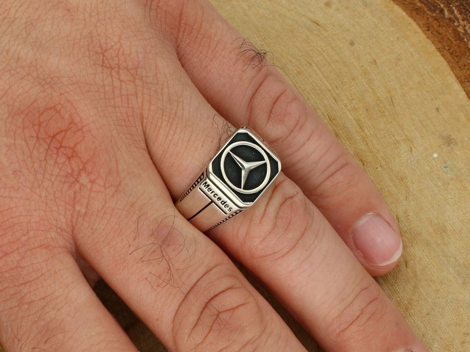 Srebrny sygnet męski DIA-PRS-13825-925 z logo Mercedesa, wykonany ze srebra próby 925. Waga 7,60 g, wymiary 1,3 × 1,3 cm, szerokość szyny 5 mm. Elegancki dodatek dla fana marki Mercedes-Benz1.jpg