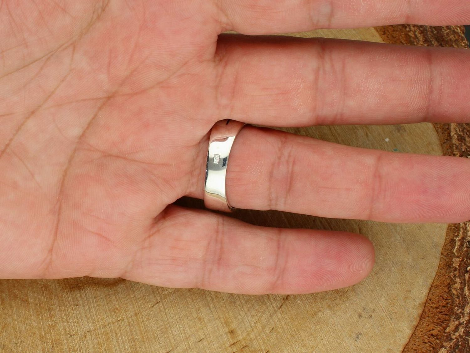 Srebrny sygnet męski DIA-PRS-13825-925 z logo Mercedesa, wykonany ze srebra próby 925. Waga 7,60 g, wymiary 1,3 × 1,3 cm, szerokość szyny 5 mm. Elegancki dodatek dla fana marki Mercedes-Benz1.jpg