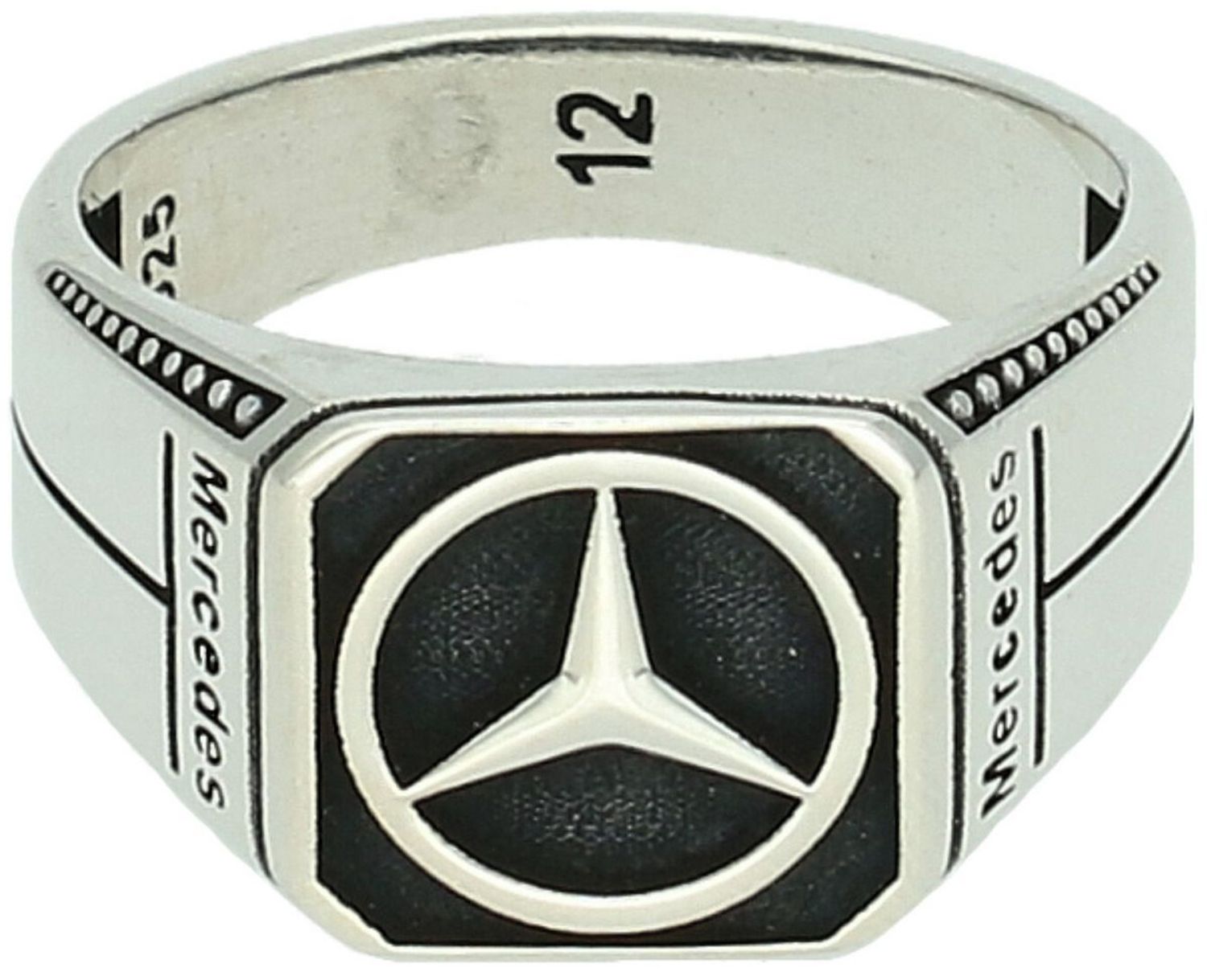 Srebrny sygnet męski DIA-PRS-13825-925 z logo Mercedesa, wykonany ze srebra próby 925. Waga 7,60 g, wymiary 1,3 × 1,3 cm, szerokość szyny 5 mm. Elegancki dodatek dla fana marki Mercedes-Benz1.jpg