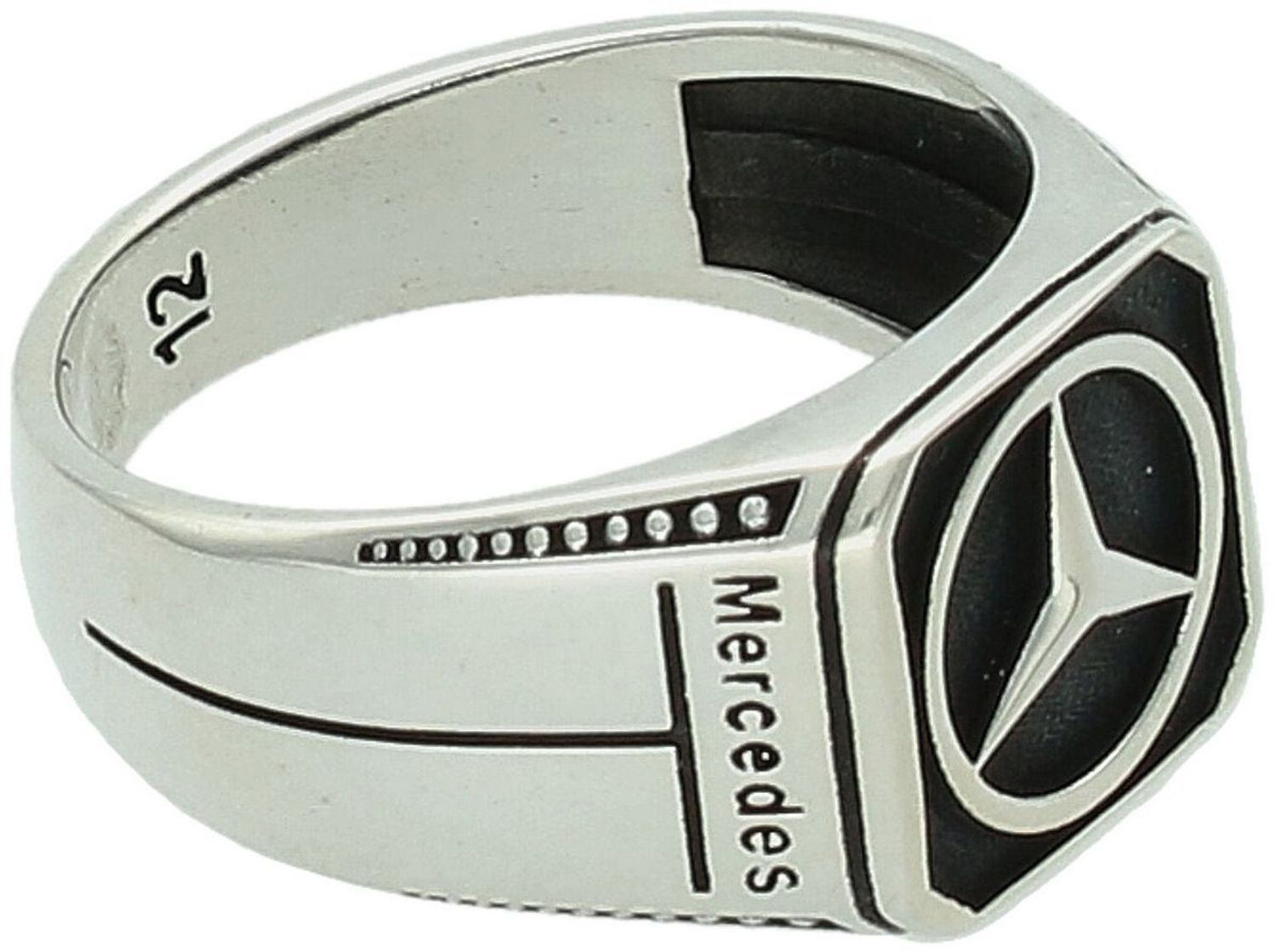 Srebrny sygnet męski DIA-PRS-13825-925 z logo Mercedesa, wykonany ze srebra próby 925. Waga 7,60 g, wymiary 1,3 × 1,3 cm, szerokość szyny 5 mm. Elegancki dodatek dla fana marki Mercedes-Benz1.jpg