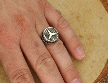 Srebrny sygnet męski DIA-PRS-13826-925 zdobiony logo Mercedesa i czarnymi cyrkoniami. Wykonany ze srebra próby 925, waga 8,30 g, górna część 1,7 cm, szerokość szyny 4 mm. Stylowy dodatek 4.jpg