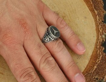 Srebrny sygnet męski DIA-PRS-13826-925 zdobiony logo Mercedesa i czarnymi cyrkoniami. Wykonany ze srebra próby 925, waga 8,30 g, górna część 1,7 cm, szerokość szyny 4 mm. Stylowy dodatek 5.jpg