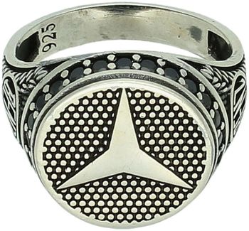 Srebrny sygnet męski DIA-PRS-13826-925 zdobiony logo Mercedesa i czarnymi cyrkoniami. Wykonany ze srebra próby 925, waga 8,30 g, górna część 1,7 cm, szerokość szyny 4 mm. Stylowy dodatek dla 2.jpg