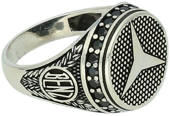 Srebrny sygnet męski DIA-PRS-13826-925 zdobiony logo Mercedesa i czarnymi cyrkoniami. Wykonany ze srebra próby 925, waga 8,30 g, górna część 1,7 cm, szerokość szyny 4 mm. Stylowy dodatek dla 33.jpg