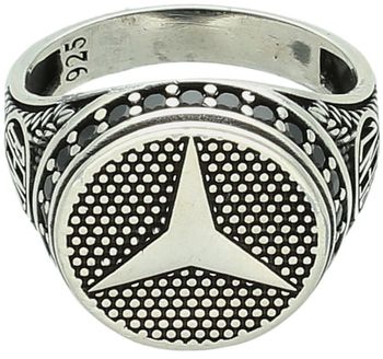 Srebrny sygnet męski DIA-PRS-13826-925 zdobiony logo Mercedesa i czarnymi cyrkoniami. Wykonany ze srebra próby 925, waga 8,30 g, górna część 1,7 cm, szerokość szyny 4 mm. Stylowy dodatek dla1.jpg