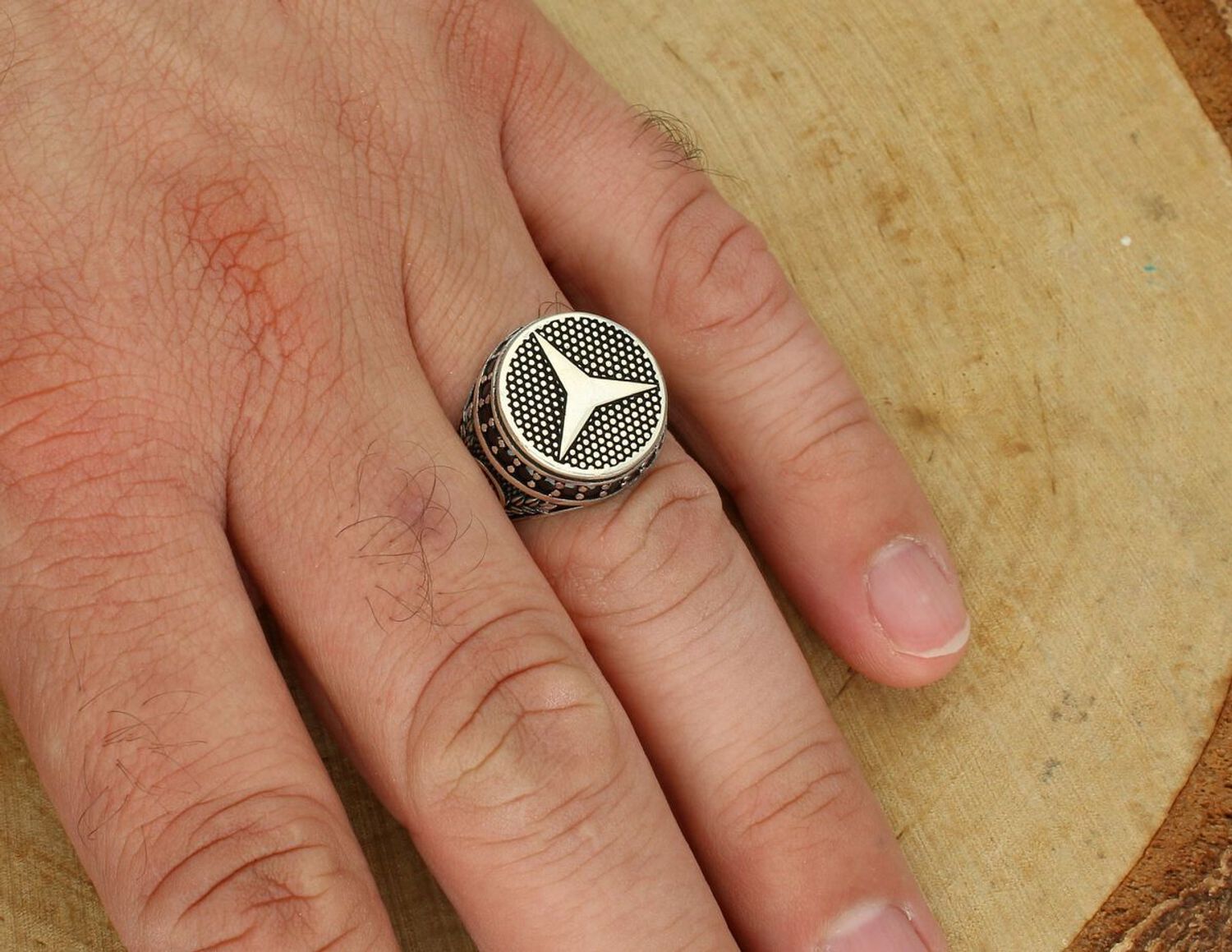 Srebrny sygnet męski DIA-PRS-13826-925 zdobiony logo Mercedesa i czarnymi cyrkoniami. Wykonany ze srebra próby 925, waga 8,30 g, górna część 1,7 cm, szerokość szyny 4 mm. Stylowy dodatek dla 2.jpg