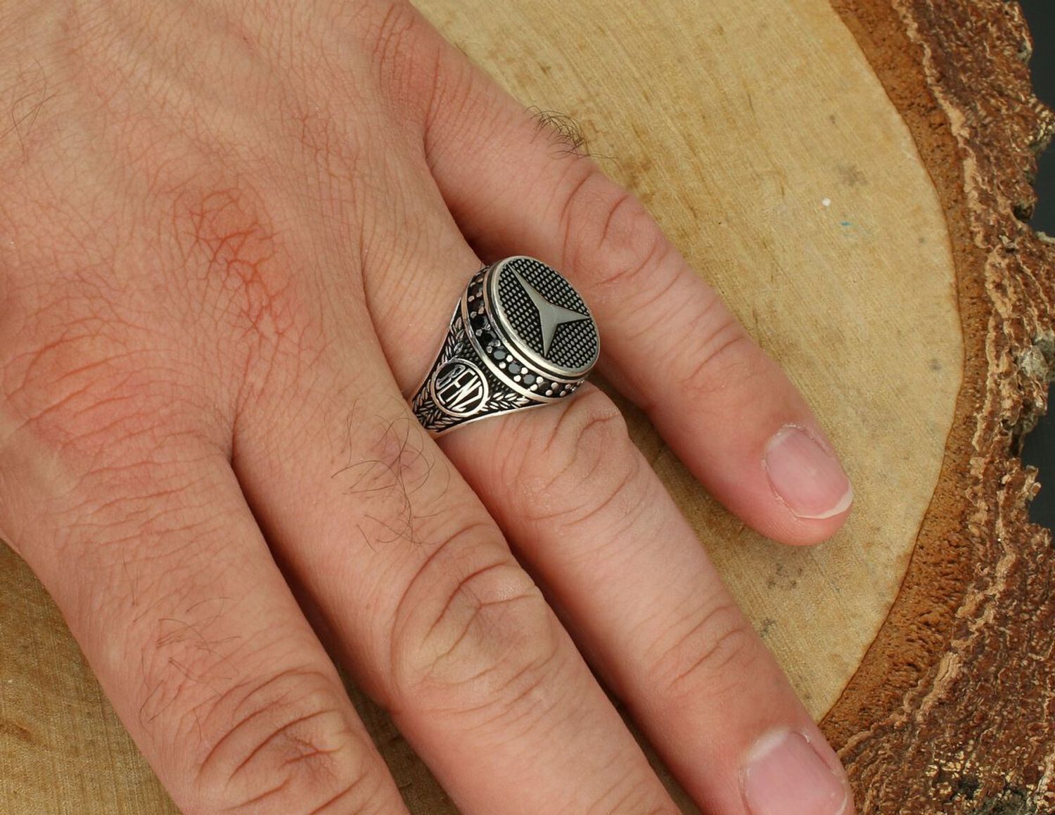 Srebrny sygnet męski DIA-PRS-13826-925 zdobiony logo Mercedesa i czarnymi cyrkoniami. Wykonany ze srebra próby 925, waga 8,30 g, górna część 1,7 cm, szerokość szyny 4 mm. Stylowy dodatek dla 2.jpg