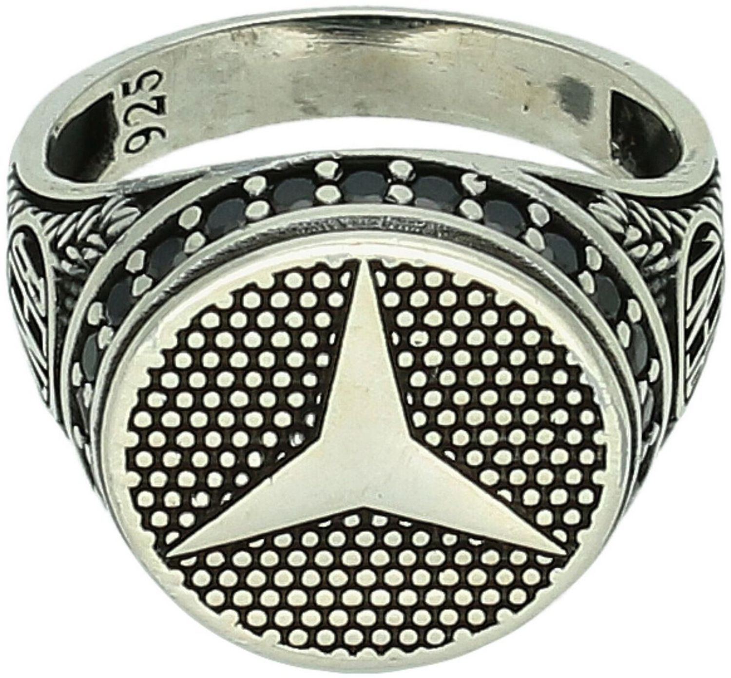 Srebrny sygnet męski DIA-PRS-13826-925 zdobiony logo Mercedesa i czarnymi cyrkoniami. Wykonany ze srebra próby 925, waga 8,30 g, górna część 1,7 cm, szerokość szyny 4 mm. Stylowy dodatek dla 2.jpg