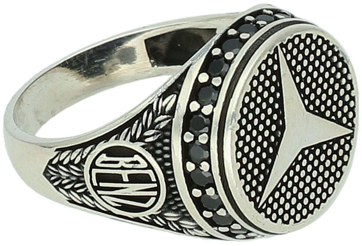 Srebrny sygnet męski DIA-PRS-13826-925 zdobiony logo Mercedesa i czarnymi cyrkoniami. Wykonany ze srebra próby 925, waga 8,30 g, górna część 1,7 cm, szerokość szyny 4 mm. Stylowy dodatek dla 2.jpg