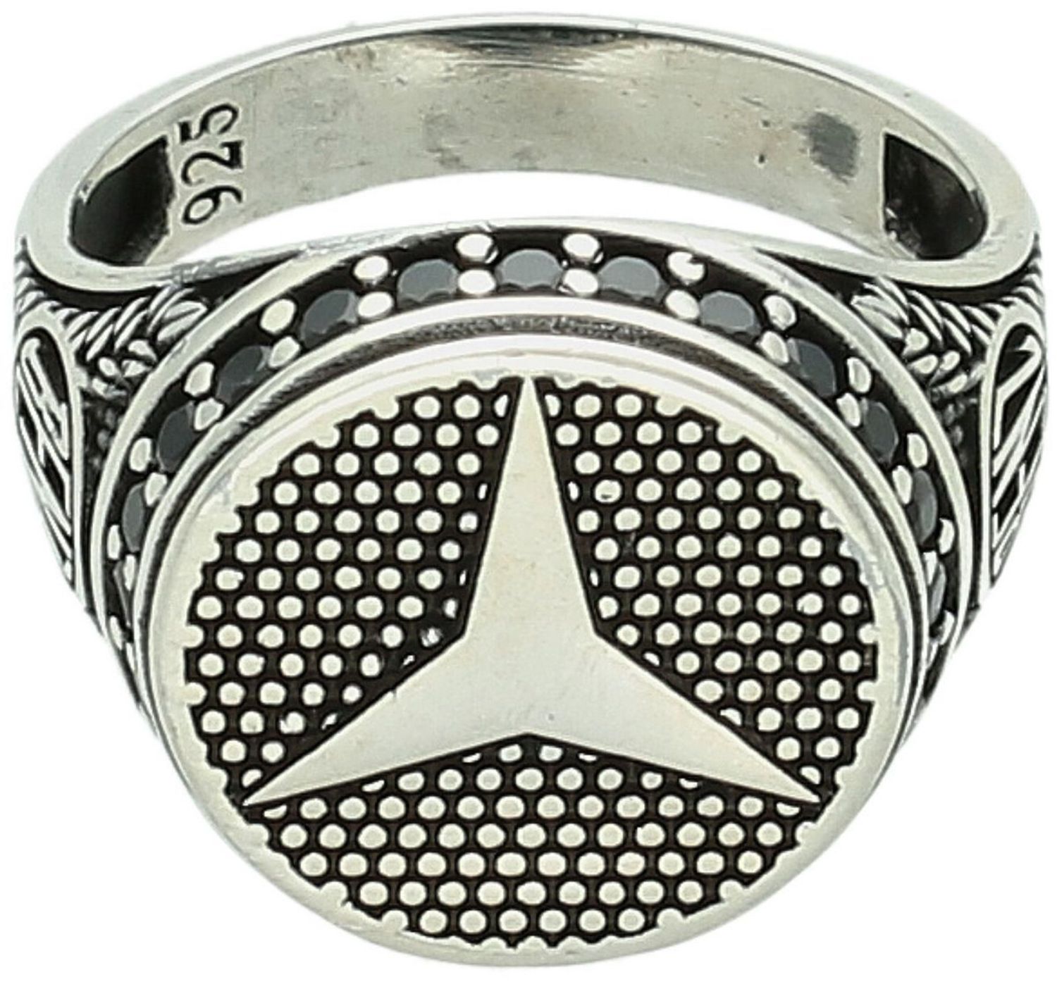 Srebrny sygnet męski DIA-PRS-13826-925 zdobiony logo Mercedesa i czarnymi cyrkoniami. Wykonany ze srebra próby 925, waga 8,30 g, górna część 1,7 cm, szerokość szyny 4 mm. Stylowy dodatek dla 2.jpg