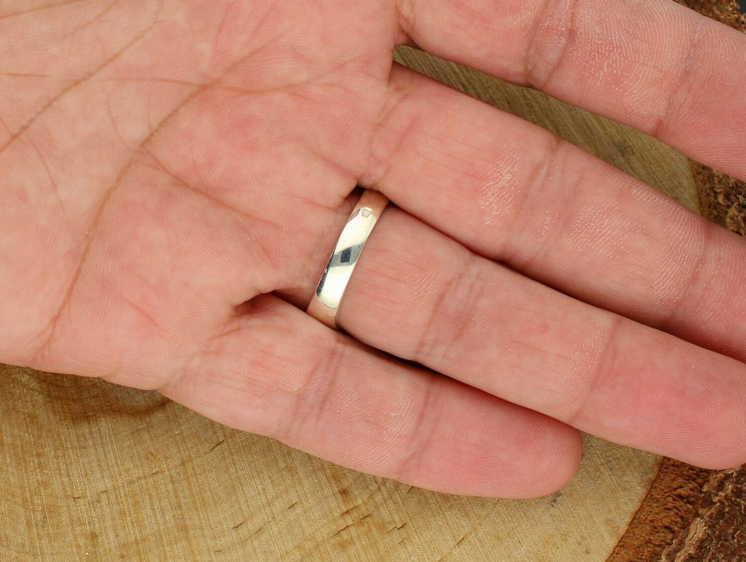 Srebrny sygnet męski DIA-PRS-13826-925 zdobiony logo Mercedesa i czarnymi cyrkoniami. Wykonany ze srebra próby 925, waga 8,30 g, górna część 1,7 cm, szerokość szyny 4 mm. Stylowy dodatek dla 2.jpg