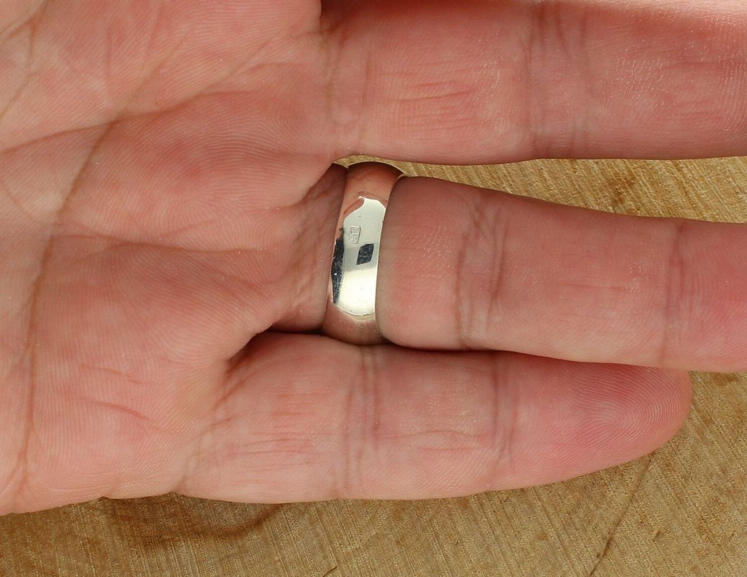 Elegancki pierścionek męski sygnet DIA-PRS-13827-925 wykonany ze srebra próby 925 z logo VOLKSWAGEN AUTO. Waga 8,90 g, górny element 1,8 cm, szerokość szyny 5 mm. Idealny prezent dla 2.jpg