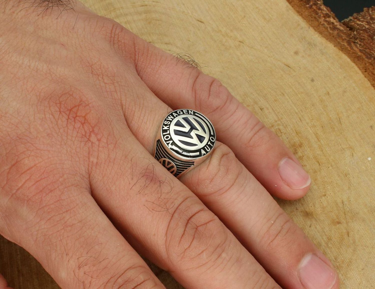 Elegancki pierścionek męski sygnet DIA-PRS-13827-925 wykonany ze srebra próby 925 z logo VOLKSWAGEN AUTO. Waga 8,90 g, górny element 1,8 cm, szerokość szyny 5 mm. Idealny prezent dla 2.jpg