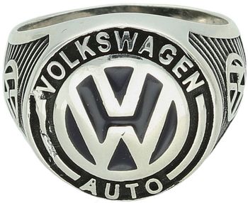 Elegancki pierścionek męski sygnet DIA-PRS-13827-925 wykonany ze srebra próby 925 z logo VOLKSWAGEN AUTO. Waga 8,90 g, górny element 1,8 cm, szerokość szyny 5 mm. Idealny prezent 1.jpg