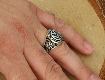 Elegancki pierścionek męski sygnet DIA-PRS-13827-925 wykonany ze srebra próby 925 z logo VOLKSWAGEN AUTO. Waga 8,90 g, górny element 1,8 cm, szerokość szyny 5 mm. Idealny prezent dla fanów 5.jpg