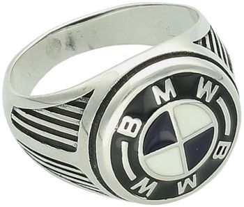 Srebrny sygnet męski DIA-PRS-13828-925 z logo BMW, zdobiony czarną emalią. Wykonany ze srebra próby 925, waga 8,60 g, górna część 1,5 cm, szerokość szyny 4 mm. Idealny prezent dla fana BMW.3.jpg