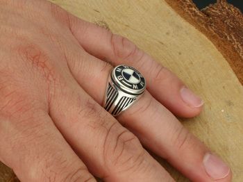 Srebrny sygnet męski DIA-PRS-13828-925 z logo BMW, zdobiony czarną emalią. Wykonany ze srebra próby 925, waga 8,60 g, górna część 1,5 cm, szerokość szyny 4 mm. Idealny prezent dla fana BMW.5.jpg