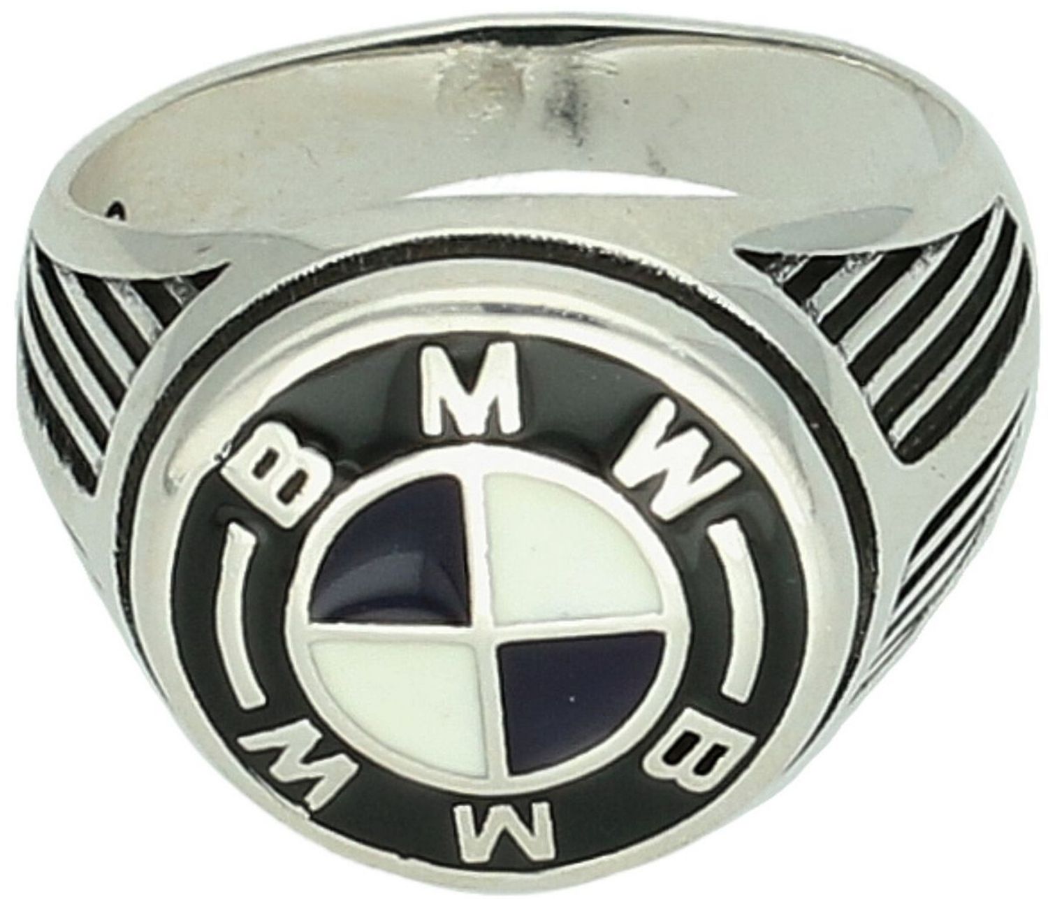 Srebrny sygnet męski DIA-PRS-13828-925 z logo BMW, zdobiony czarną emalią. Wykonany ze srebra próby 925, waga 8,60 g, górna część 1,5 cm, szerokość szyny 4 mm. Idealny prezent dla fana BMW.1.jpg