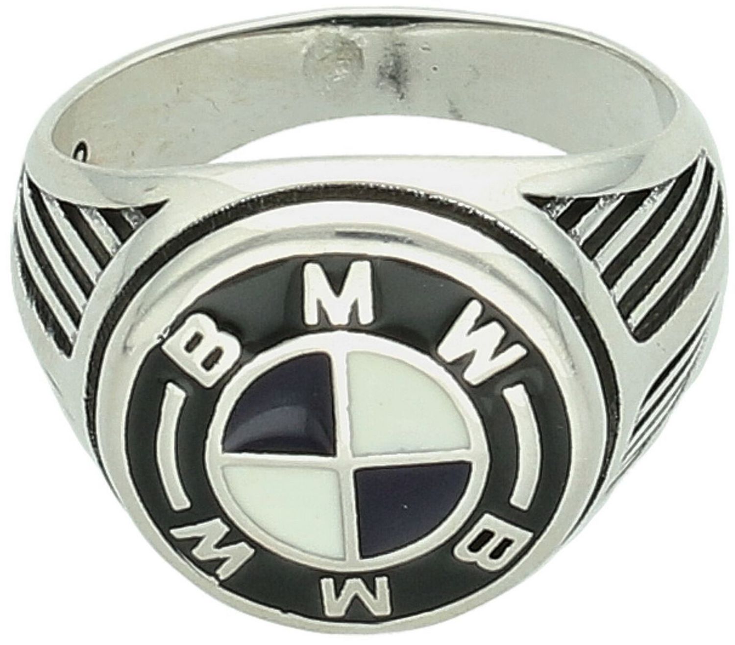 Srebrny sygnet męski DIA-PRS-13828-925 z logo BMW, zdobiony czarną emalią. Wykonany ze srebra próby 925, waga 8,60 g, górna część 1,5 cm, szerokość szyny 4 mm. Idealny prezent dla fana BMW.1.jpg