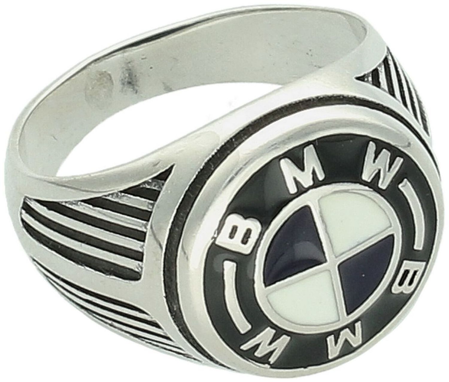 Srebrny sygnet męski DIA-PRS-13828-925 z logo BMW, zdobiony czarną emalią. Wykonany ze srebra próby 925, waga 8,60 g, górna część 1,5 cm, szerokość szyny 4 mm. Idealny prezent dla fana BMW.1.jpg