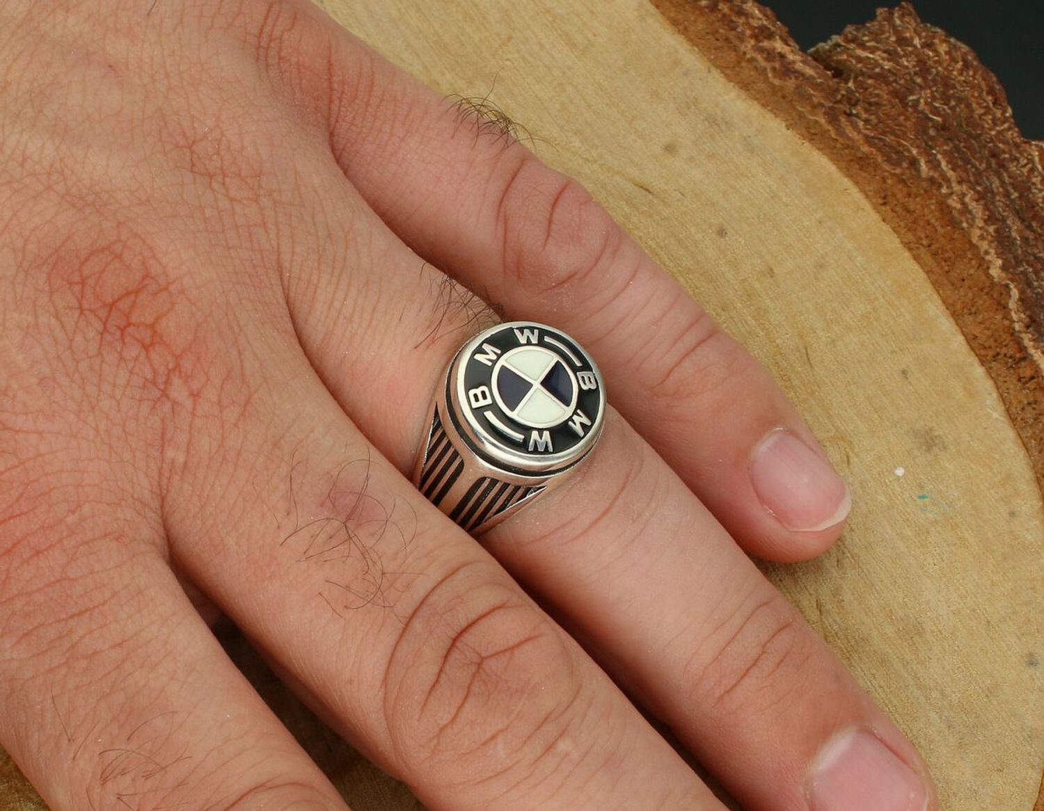 Srebrny sygnet męski DIA-PRS-13828-925 z logo BMW, zdobiony czarną emalią. Wykonany ze srebra próby 925, waga 8,60 g, górna część 1,5 cm, szerokość szyny 4 mm. Idealny prezent dla fana BMW.1.jpg