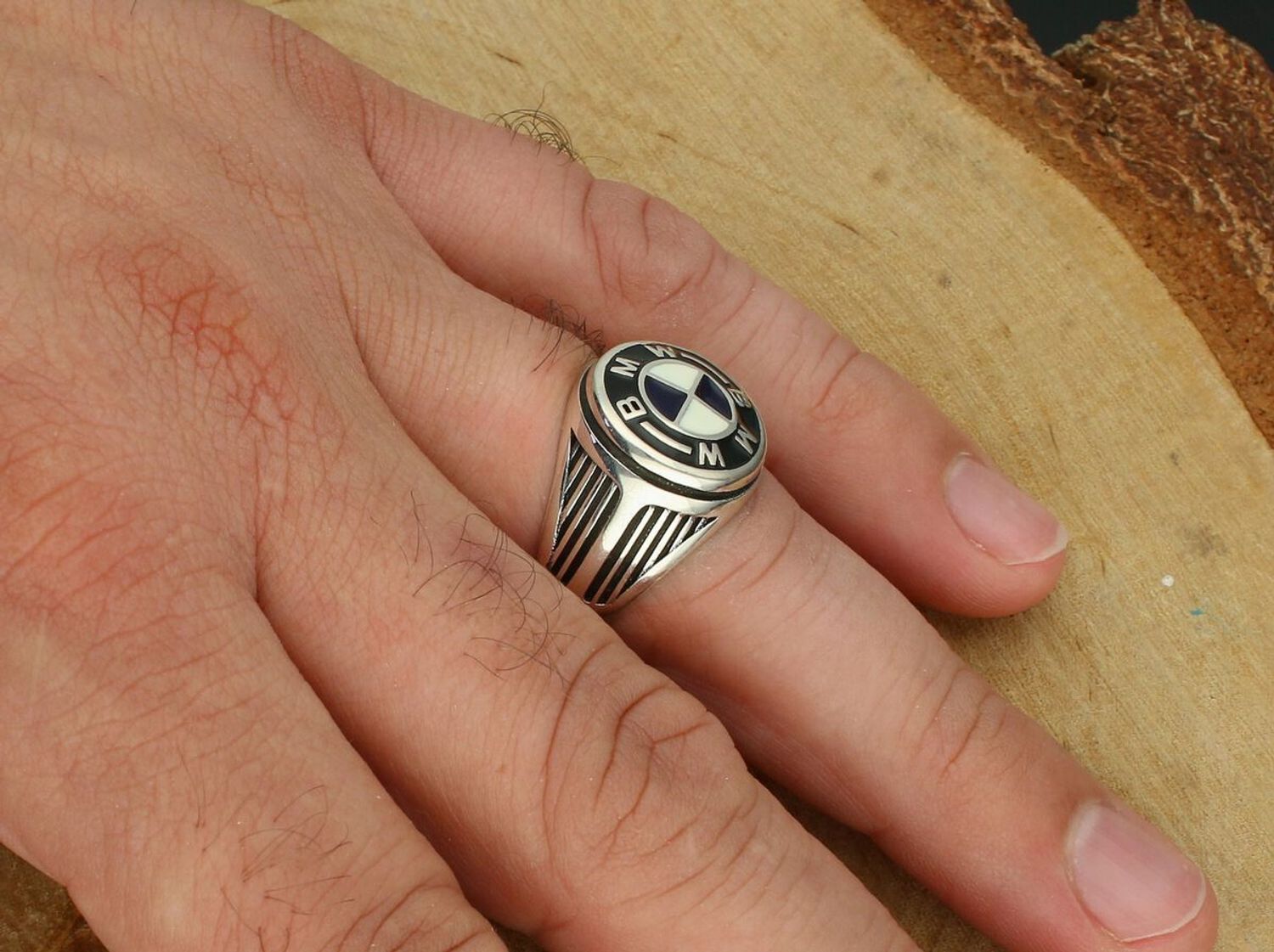 Srebrny sygnet męski DIA-PRS-13828-925 z logo BMW, zdobiony czarną emalią. Wykonany ze srebra próby 925, waga 8,60 g, górna część 1,5 cm, szerokość szyny 4 mm. Idealny prezent dla fana BMW.1.jpg