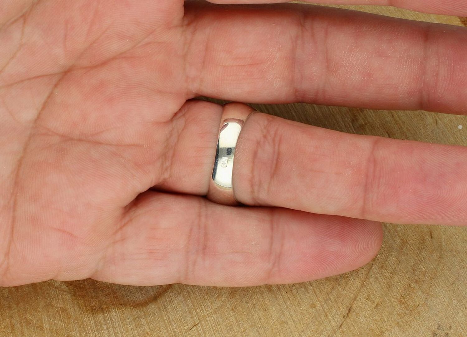 Srebrny sygnet męski DIA-PRS-13828-925 z logo BMW, zdobiony czarną emalią. Wykonany ze srebra próby 925, waga 8,60 g, górna część 1,5 cm, szerokość szyny 4 mm. Idealny prezent dla fana BMW.1.jpg