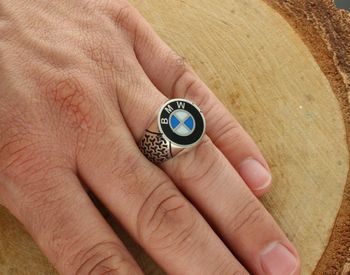 Srebrny sygnet męski DIA-PRS z wizerunkiem znaczka BMW, srebro próby 925, zdobiony emalią, górny element 1,5 cm, szerokość szyny 4 mm, waga 7,50 g. Idealny prezent dla fana BMW i 3.jpg