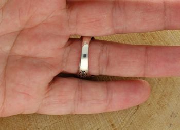 Srebrny sygnet męski DIA-PRS z wizerunkiem znaczka BMW, srebro próby 925, zdobiony emalią, górny element 1,5 cm, szerokość szyny 4 mm, waga 7,50 g. Idealny prezent dla fana BMW i 5.jpg