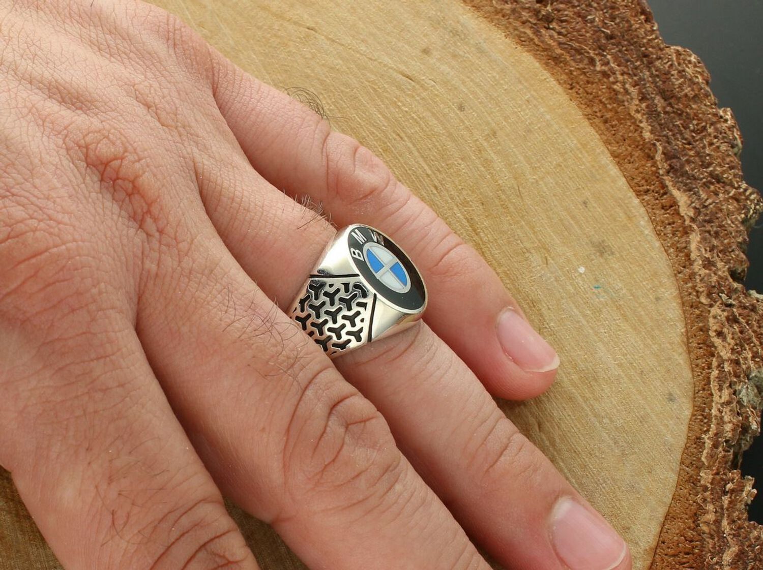 Srebrny sygnet męski DIA-PRS z wizerunkiem znaczka BMW, srebro próby 925, zdobiony emalią, górny element 1,5 cm, szerokość szyny 4 mm, waga 7,50 g. Idealny prezent dla fana BMW i motoryzacji.1.jpg