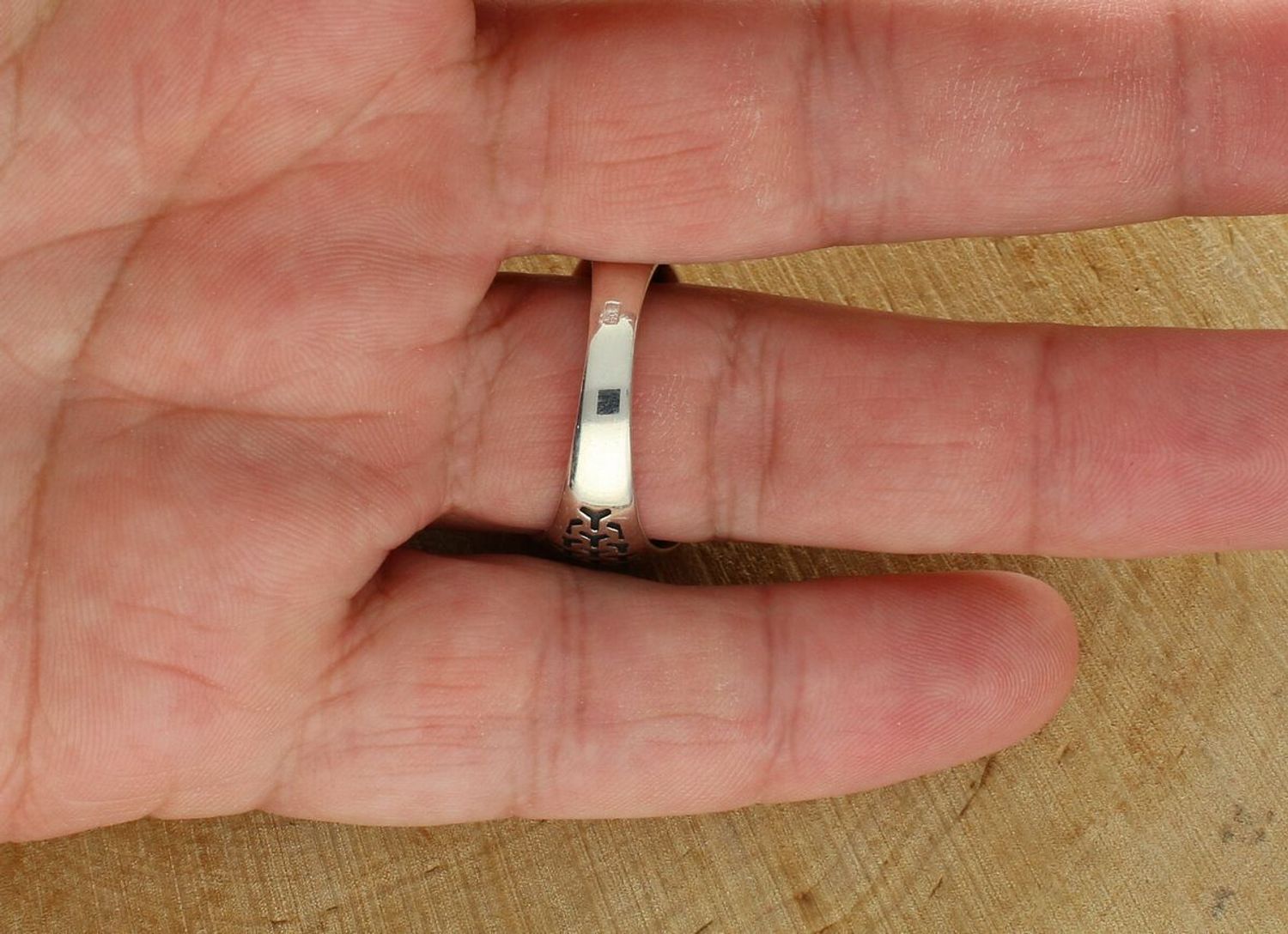 Srebrny sygnet męski DIA-PRS z wizerunkiem znaczka BMW, srebro próby 925, zdobiony emalią, górny element 1,5 cm, szerokość szyny 4 mm, waga 7,50 g. Idealny prezent dla fana BMW i motoryzacji.1.jpg