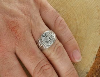 Srebrny sygnet męski 925 z orłem DIA-PRS-13857-925. Waga 8,30 g, element 1,2 × 1,5 cm, szyna 3 mm. Symbol siły i elegancji dla nowoczesnego mężczyzny. Wyrazista biżuteria premium.2.jpg