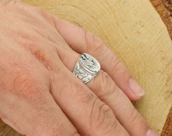 Srebrny sygnet męski 925 z orłem DIA-PRS-13857-925. Waga 8,30 g, element 1,2 × 1,5 cm, szyna 3 mm. Symbol siły i elegancji dla nowoczesnego mężczyzny. Wyrazista biżuteria premium.4.jpg