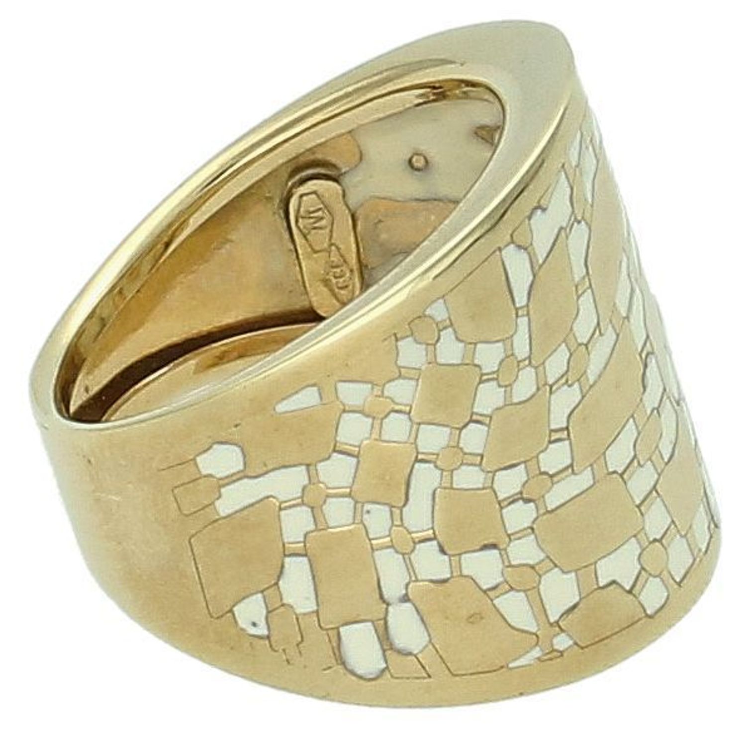 Złoty szeroki pierścionek z białą emalią próba 333, DIA-PRS-1388-333. Szeroki złoty pierścionek z białą emalią to biżuteria, która łączy elegancję złota, tworząc wyjątkowy i nowoczesny design. 1.jpg