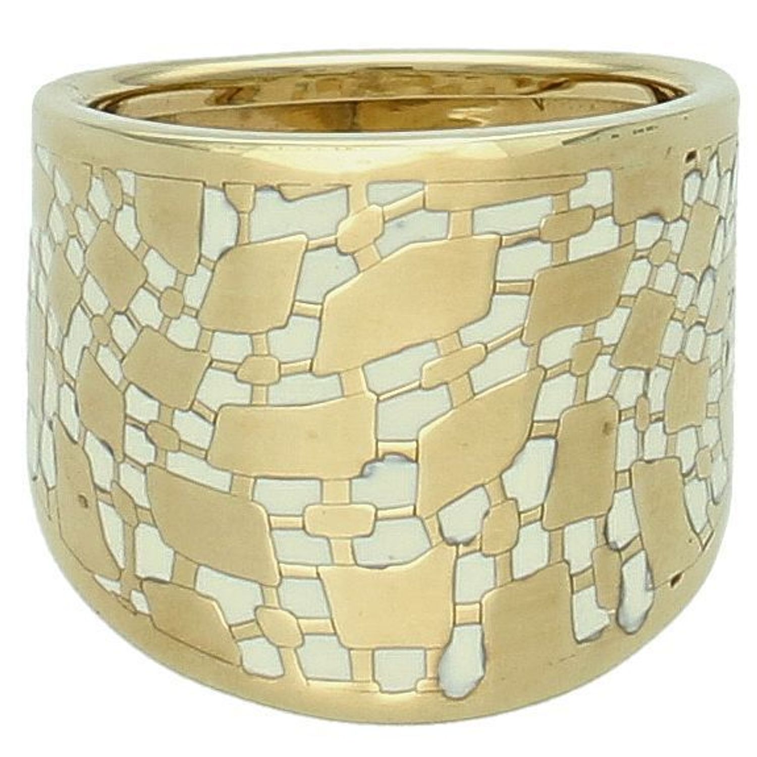 Złoty szeroki pierścionek z białą emalią próba 333, DIA-PRS-1388-333. Szeroki złoty pierścionek z białą emalią to biżuteria, która łączy elegancję złota, tworząc wyjątkowy i nowoczesny design. 1.jpg