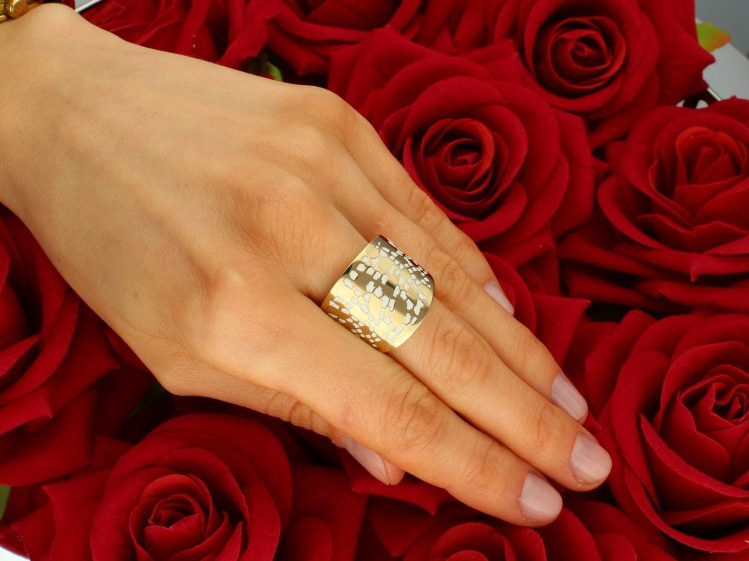 Złoty szeroki pierścionek z białą emalią próba 333, DIA-PRS-1388-333. Szeroki złoty pierścionek z białą emalią to biżuteria, która łączy elegancję złota, tworząc wyjątkowy i nowoczesny design. 1.jpg