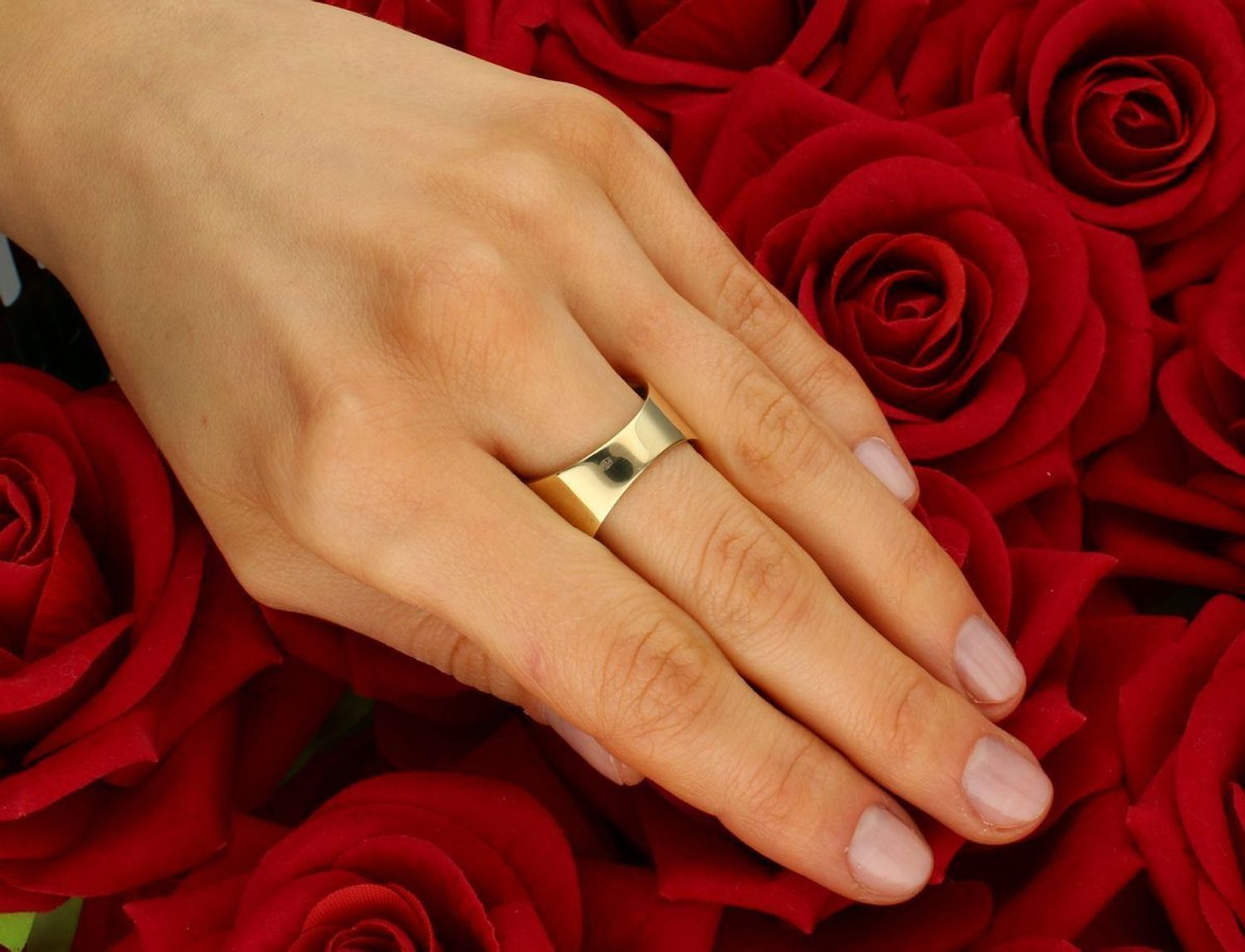 Złoty szeroki pierścionek z białą emalią próba 333, DIA-PRS-1388-333. Szeroki złoty pierścionek z białą emalią to biżuteria, która łączy elegancję złota, tworząc wyjątkowy i nowoczesny design. 1.jpg