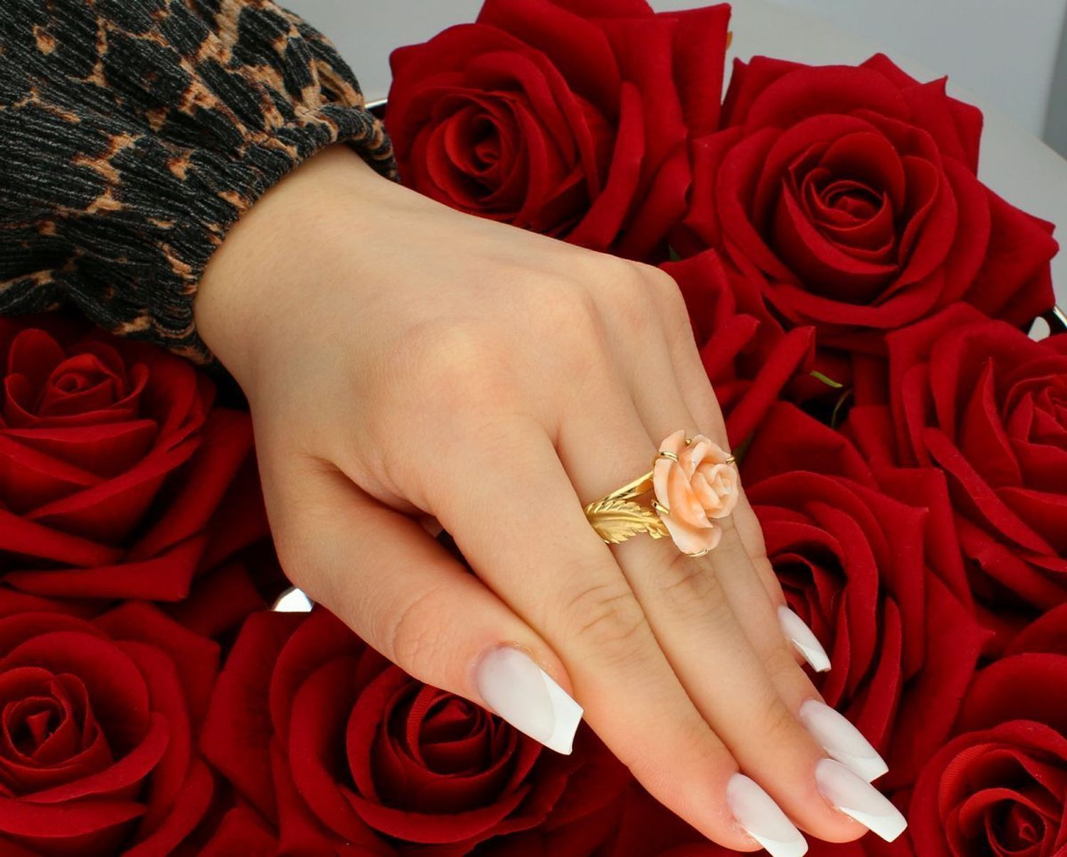 Złoty pierścionek piękna Róża z korala próba 585 rozmiar 19, DIA-PRS-1391-585. Wspaniały pierścionek z żółtego złota o próbie 585, który zachwyca unikalnym, kwiatowym designem. 11.jpg